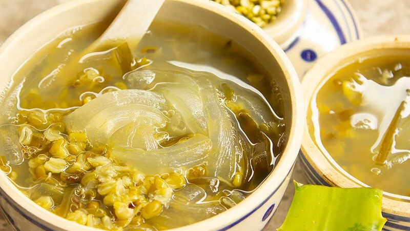 Chè đậu xanh kết hợp với nha đam là một món giúp giải nhiệt và bổ gan