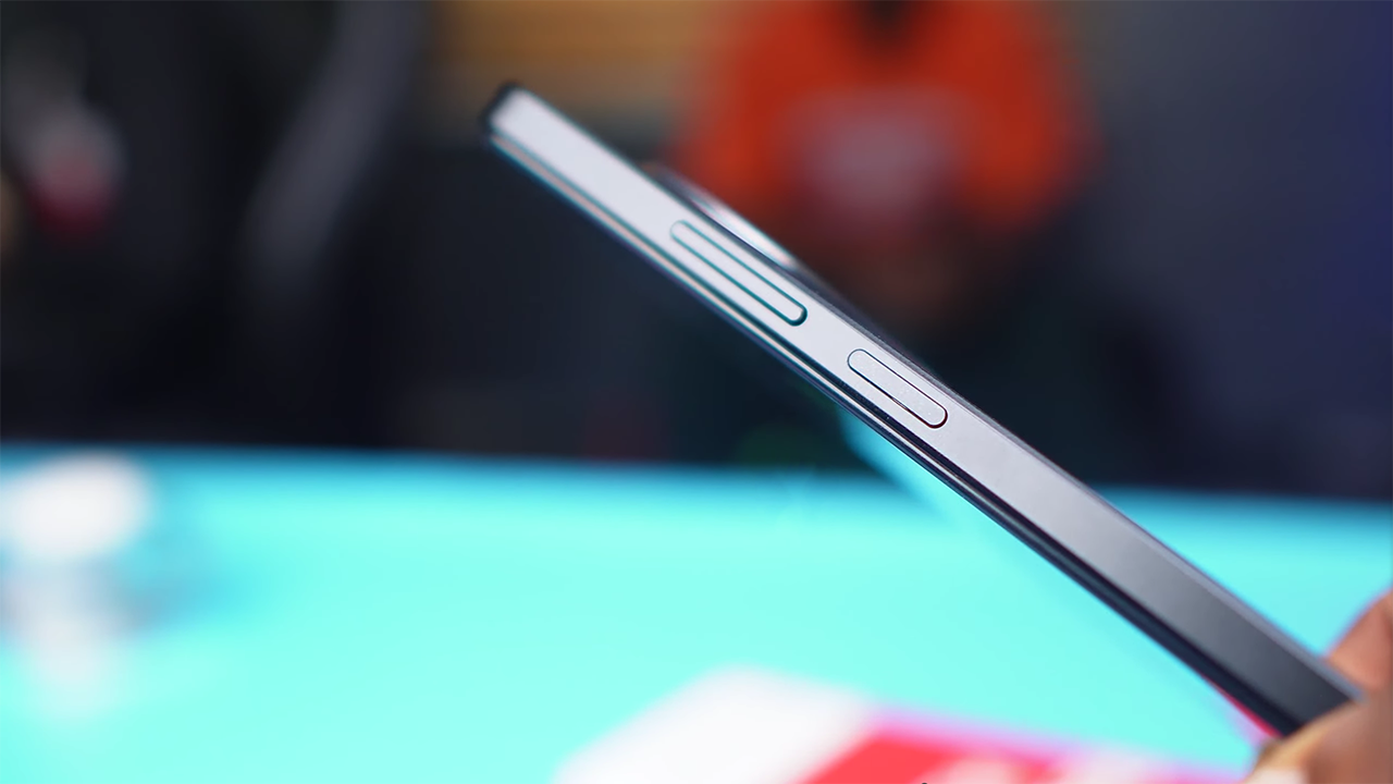 Cạnh phải của Redmi A3 chứa nút tăng giảm âm lượng và nút nguồn. Nguồn: MobileTechGist. Cạnh phải của Redmi A3 chứa nút tăng giảm âm lượng và nút nguồn. Nguồn: MobileTechGist.