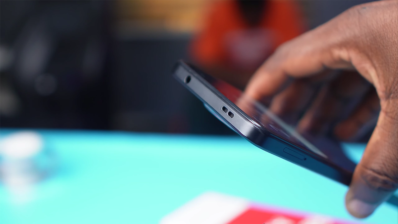 Cạnh trên của Redmi A3 chứa dải loa và cổng cắm tai nghe chuẩn 3.5 mmm. Nguồn: MobileTechGist. Cạnh trên của Redmi A3 chứa dải loa và cổng cắm tai nghe chuẩn 3.5 mmm. Nguồn: MobileTechGist.