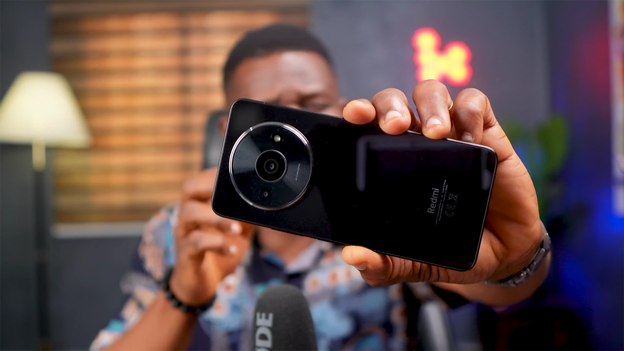 Redmi A3 phiên bản mặt lưng bóng rất đẹp nhưng dễ bám mồ hôi lẫn dấu vân tay. Nguồn: MobileTechGist. Redmi A3 phiên bản mặt lưng bóng rất đẹp nhưng dễ bám mồ hôi lẫn dấu vân tay. Nguồn: MobileTechGist.