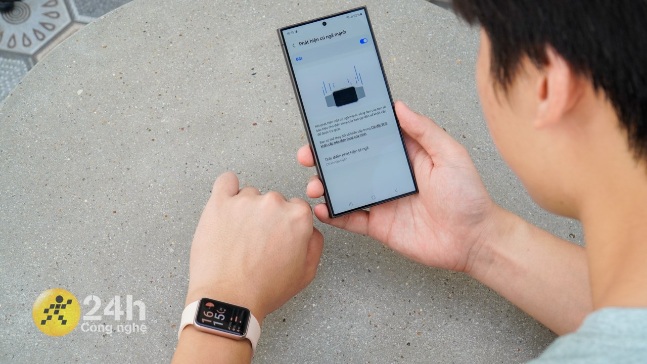 Nhờ thế mà sau khi bị té ngã thì Galaxy Fit3 có thể gửi liên lạc ngay tới người dùng khẩn cấp.