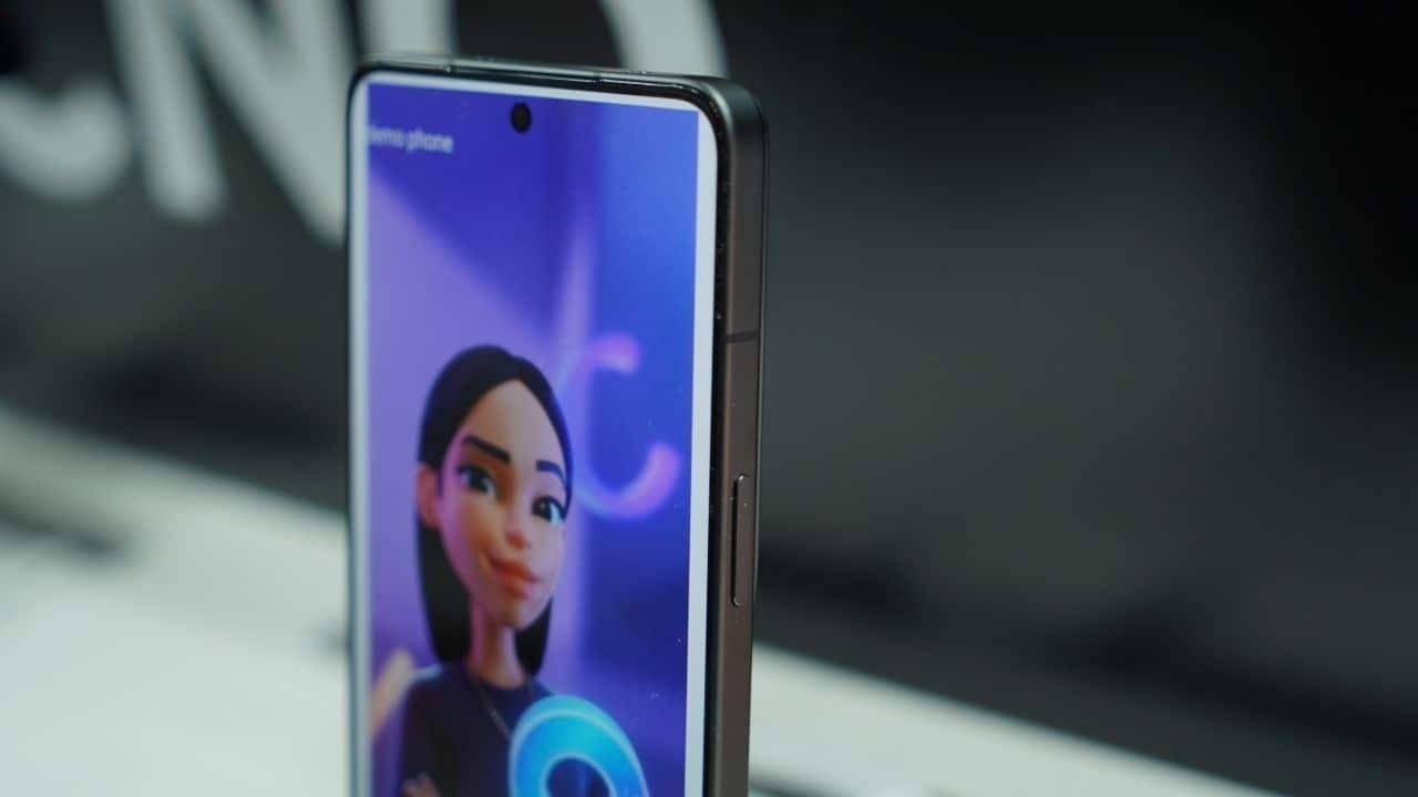 Màn hình của Tecno Camon 30 Pro 5G sở hữu nhiều công nghệ ấn tượng và có viền mỏng Màn hình của Tecno Camon 30 Pro 5G sở hữu nhiều công nghệ ấn tượng và có viền mỏng