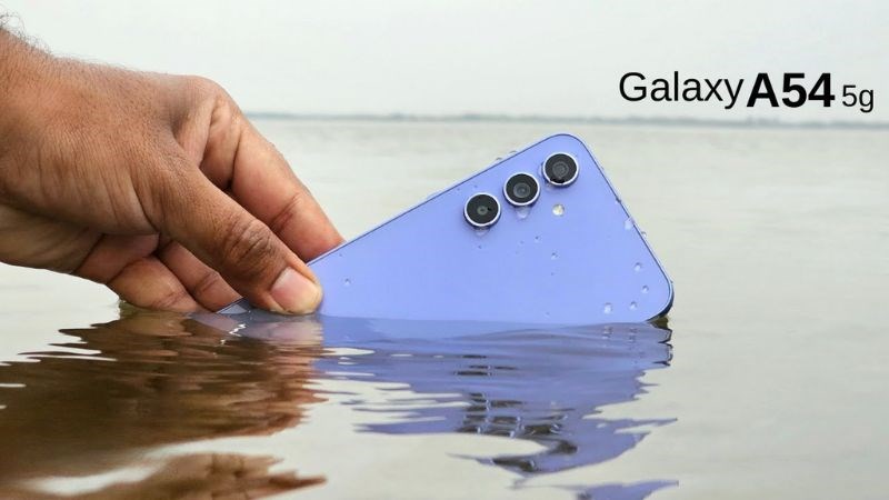 Chu&acirc;̉n IP67 giúp cả 2 m&acirc;̃u máy sở hữu khả năng kháng nước, bụi đáng k&ecirc;̉