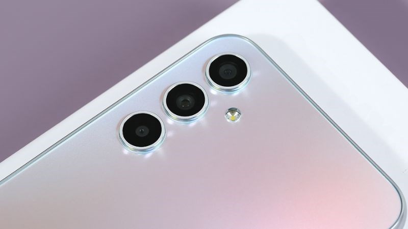 Camera của cả 2 đều c&oacute; thiết kế như nhau