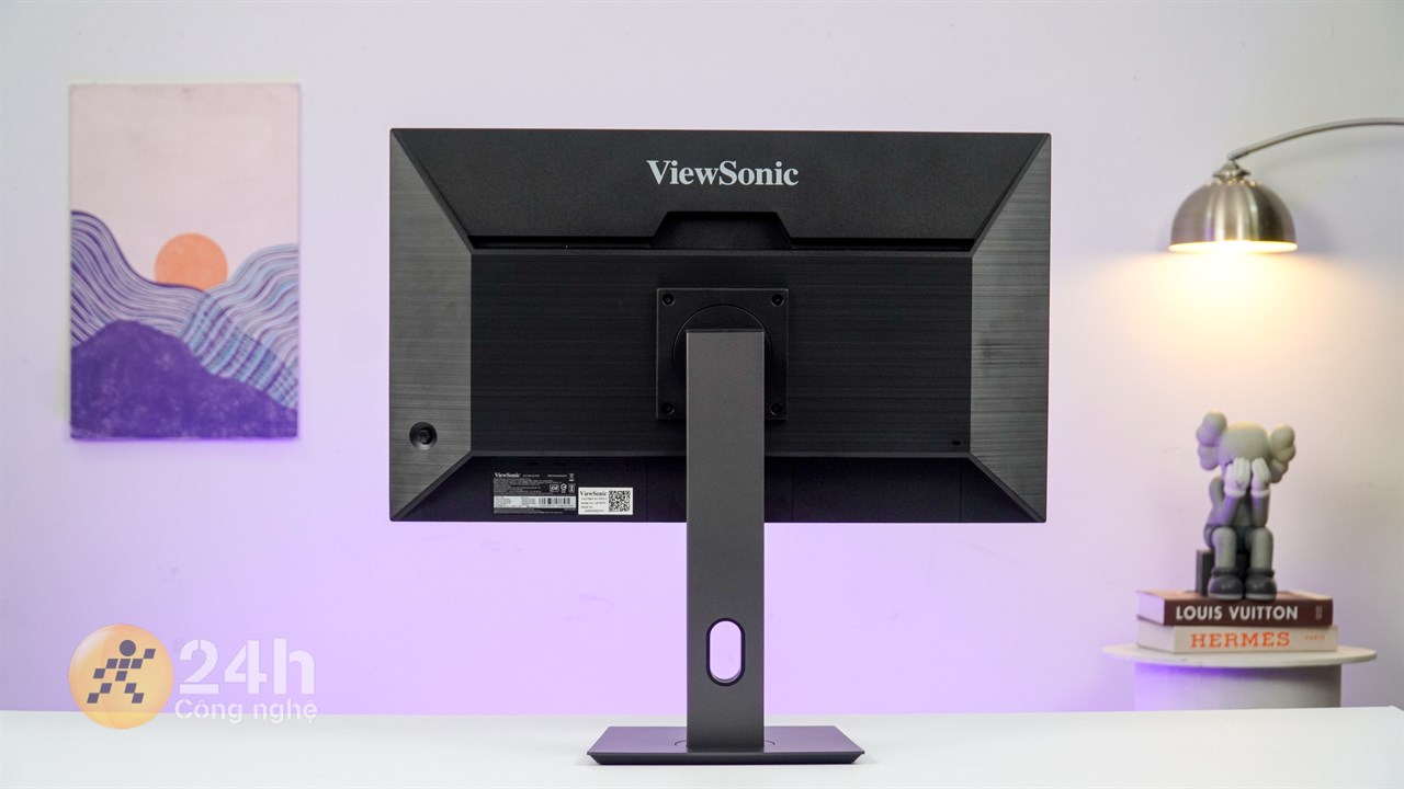 Mặt lưng của Viewsonic Gaming VX2758A-2K-PRO-2 được thiết kế xước phay đẹp mắt.