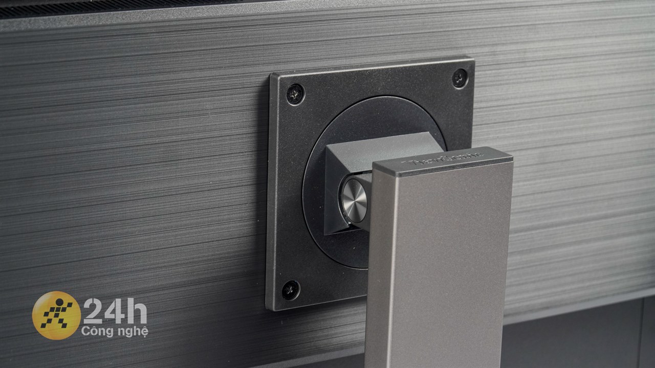 Mặt lưng của Viewsonic Gaming VX2758A-2K-PRO-2 còn được trang bị ngàm VESA nên rất tiện.