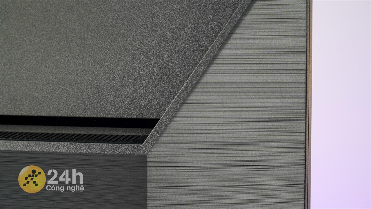 Mặt lưng nổi khối độc đáo.