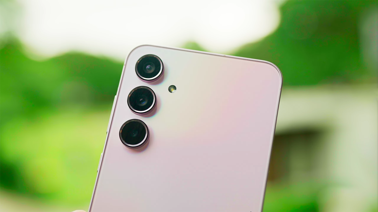 Cụm camera Galaxy A55 5G vẫn được thiết kế dạng thả nổi quen thuộc. Nguồn: Putu Reza.