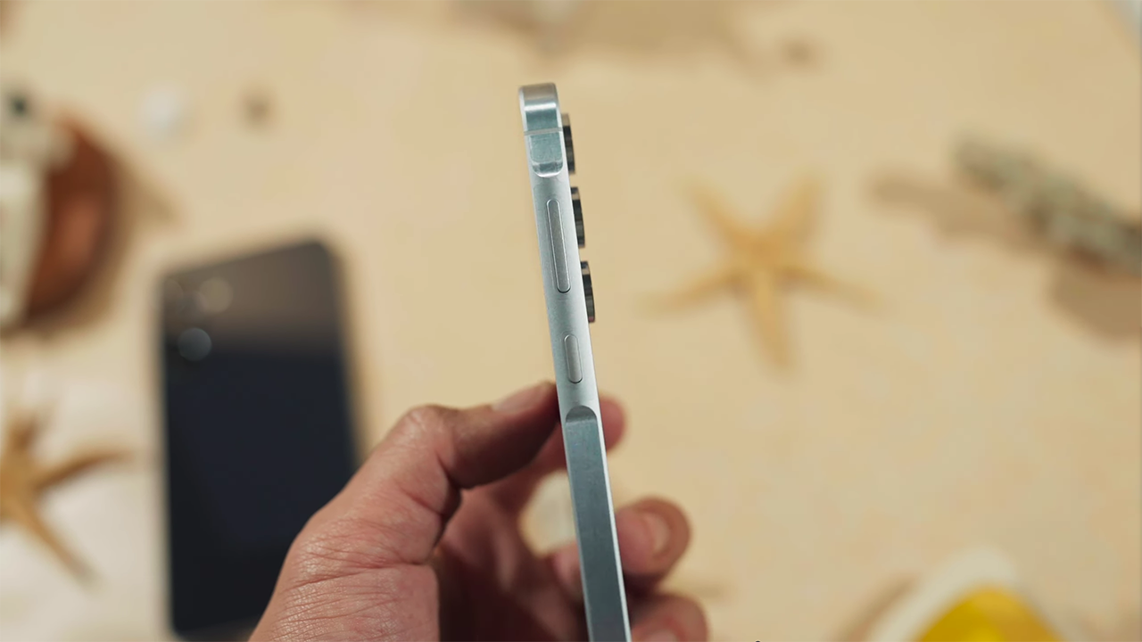 Key Island là điểm nhấn trên thiết kế của Galaxy A55 5G nói chung và Galaxy A 2024 nói riêng. Nguồn: Putu Reza.