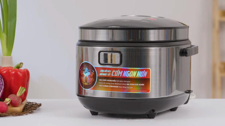 Vỏ ngoài làm từ nhựa cao cấp và inox xước