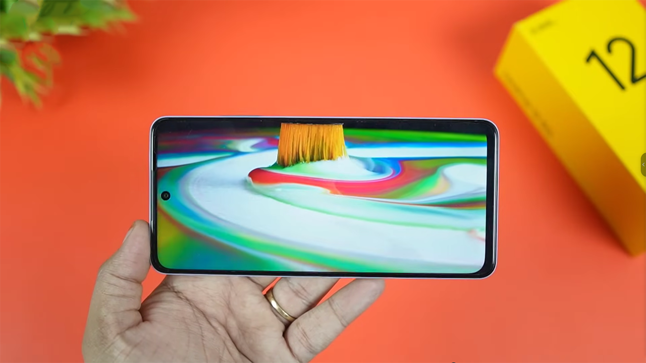 Màn hình realme 12 5G vừa lớn vừa hiển thị hình ảnh tốt. Nguồn: Tech Guide. Màn hình realme 12 5G vừa lớn vừa hiển thị hình ảnh tốt. Nguồn: Tech Guide.
