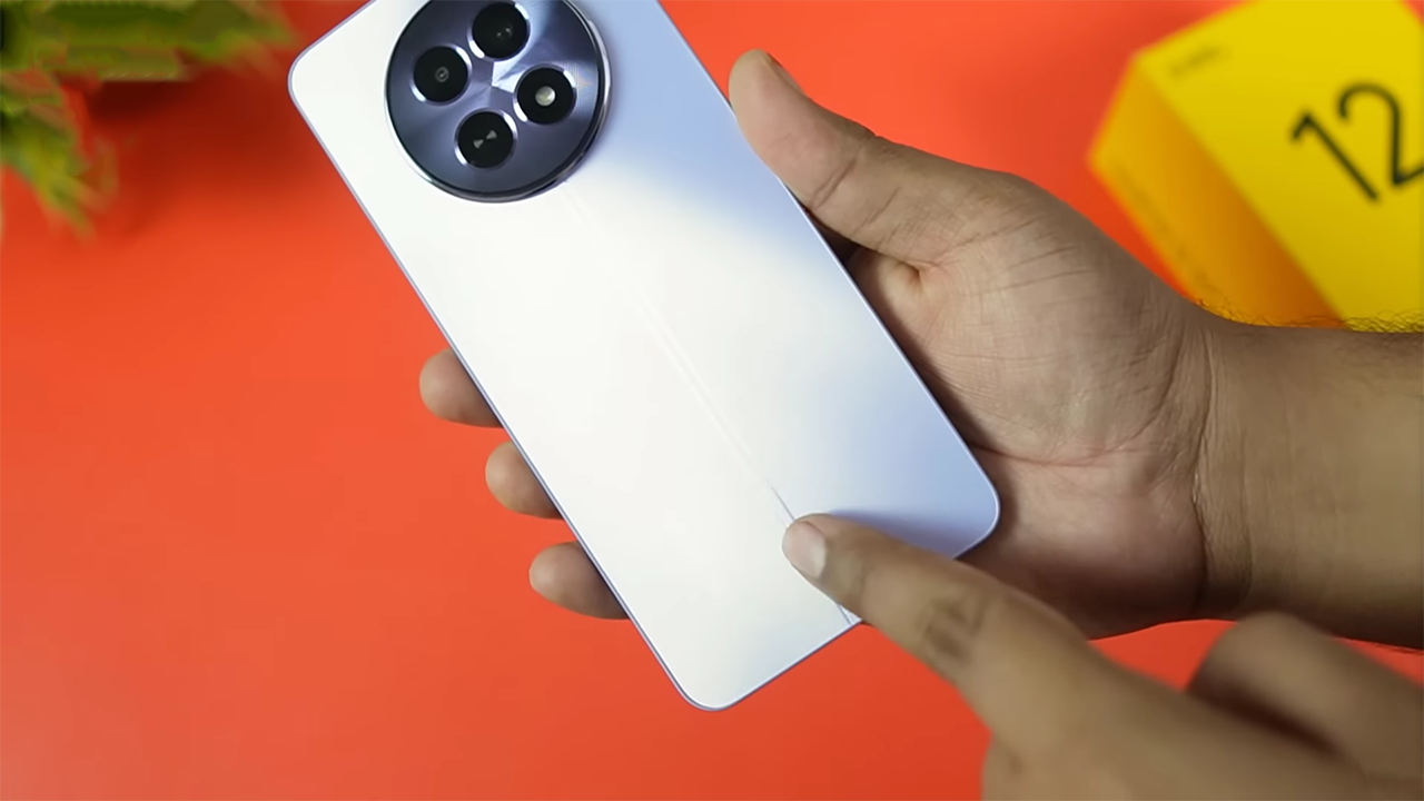 Mặt lưng của realme 12 5G được làm từ kính nhám thay vì da như những sản phẩm khác thuộc dòng realme 12. Nguồn: Tech Guide. Mặt lưng của realme 12 5G được làm từ kính nhám thay vì da như những sản phẩm khác thuộc dòng realme 12. Nguồn: Tech Guide.
