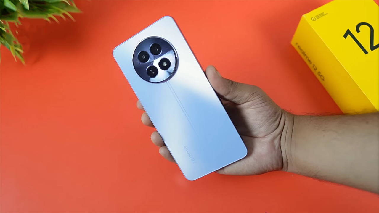 Thiết kế của realme 12 5G cho trải nghiệm cầm nắm rất thoải mái. Nguồn: Tech Guide. Thiết kế của realme 12 5G cho trải nghiệm cầm nắm rất thoải mái. Nguồn: Tech Guide.