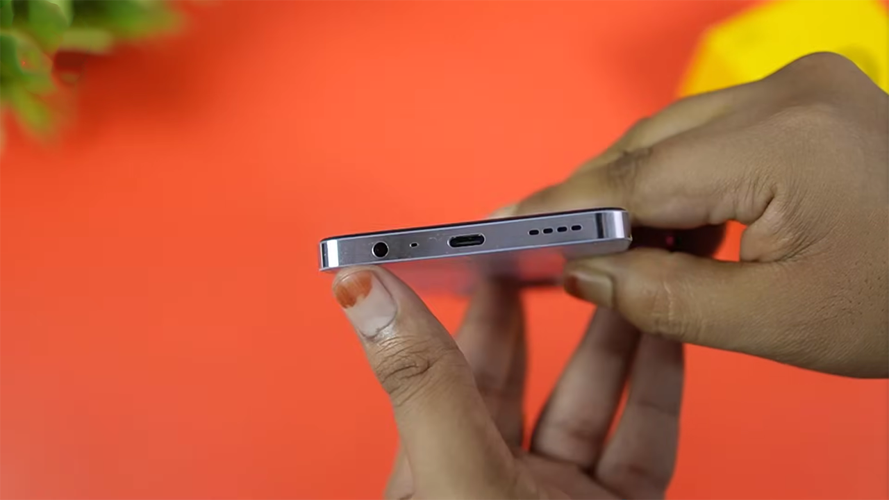 Cạnh đáy realme 12 5G chứa cống sạc USB-C, mic, dải loa và cổng cắm tai nghe chuẩn 3.5 mm. Nguồn: Tech Guide. Cạnh đáy realme 12 5G chứa cống sạc USB-C, mic, dải loa và cổng cắm tai nghe chuẩn 3.5 mm. Nguồn: Tech Guide.