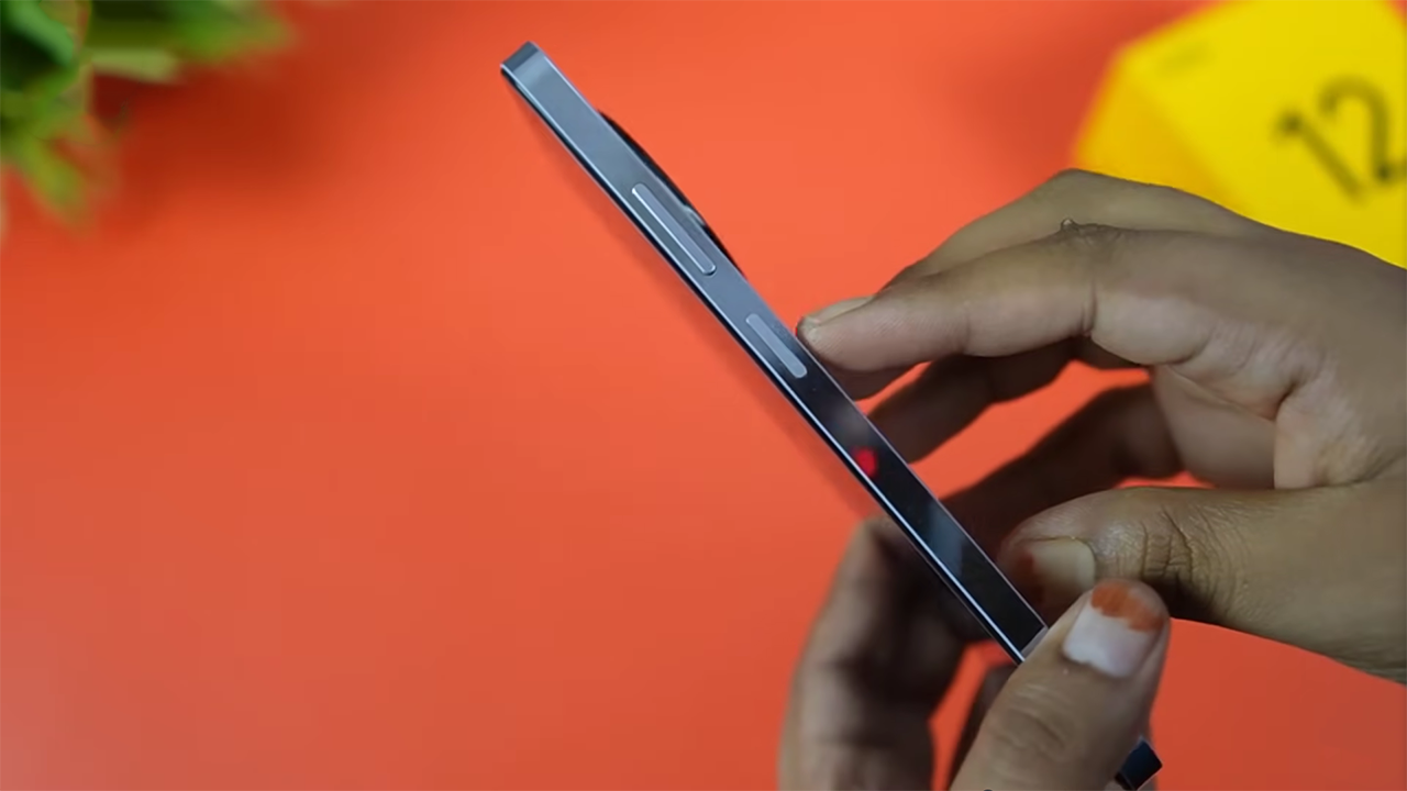 Cạnh phải của máy chứa nút tăng giảm âm lượng và nút nguồn kiêm cảm biến vân tay. Nguồn: Tech Guide. Cạnh phải của máy chứa nút tăng giảm âm lượng và nút nguồn kiêm cảm biến vân tay. Nguồn: Tech Guide.