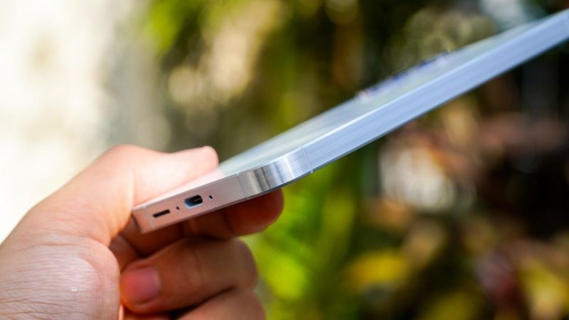 Samsug A55 c&oacute; phần khung l&agrave;m từ kim loại cao cấp v&agrave; thiết kế dạng ph&acirc;y xước