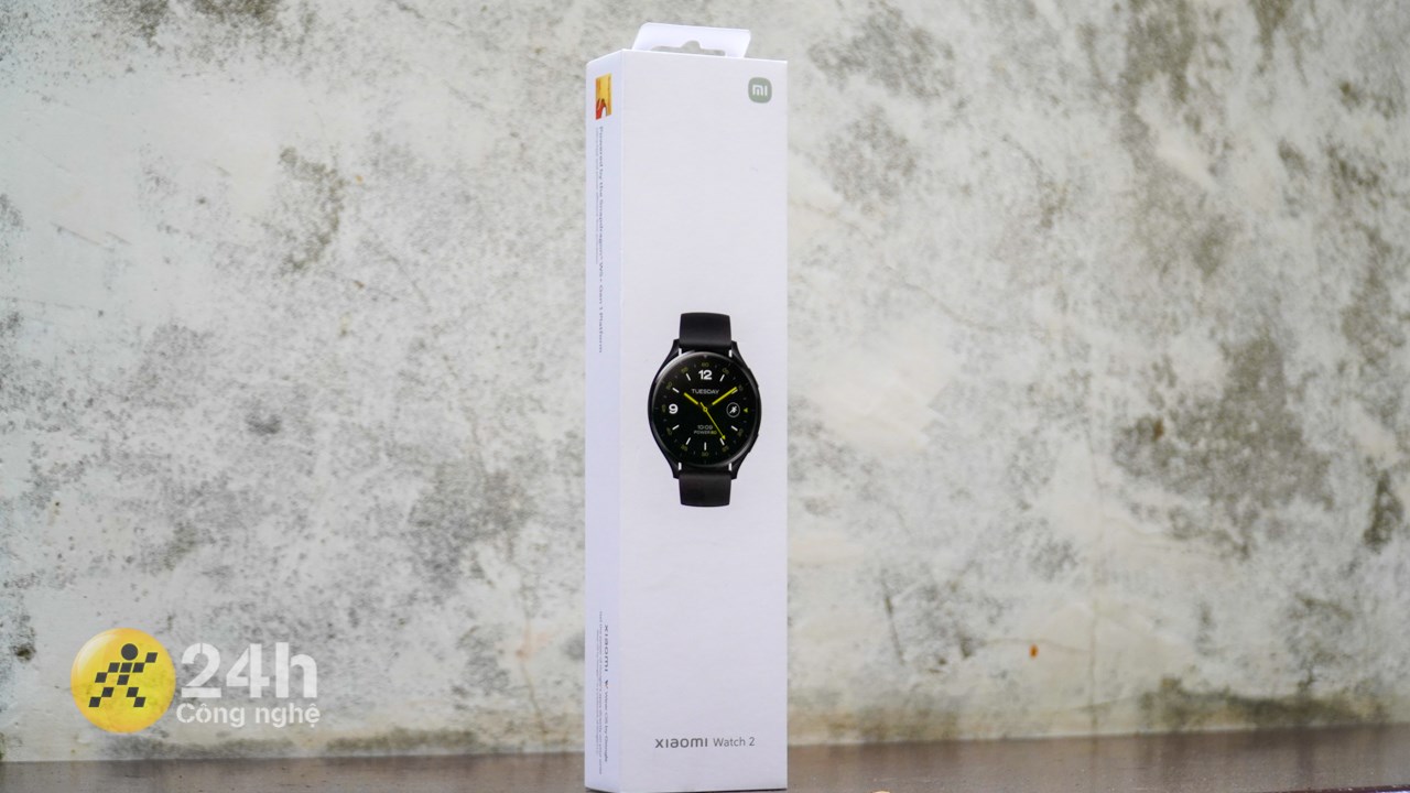 Hộp đựng của Xiaomi Watch 2 vẫn quen thuộc với kiểu dáng thuôn dài và màu trắng chủ đạo