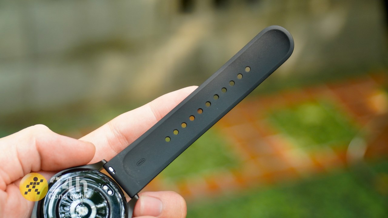 Dây silicon của Xiaomi Watch 2 cho cảm giác đeo mềm mại và có thể thay thế dễ dàng
