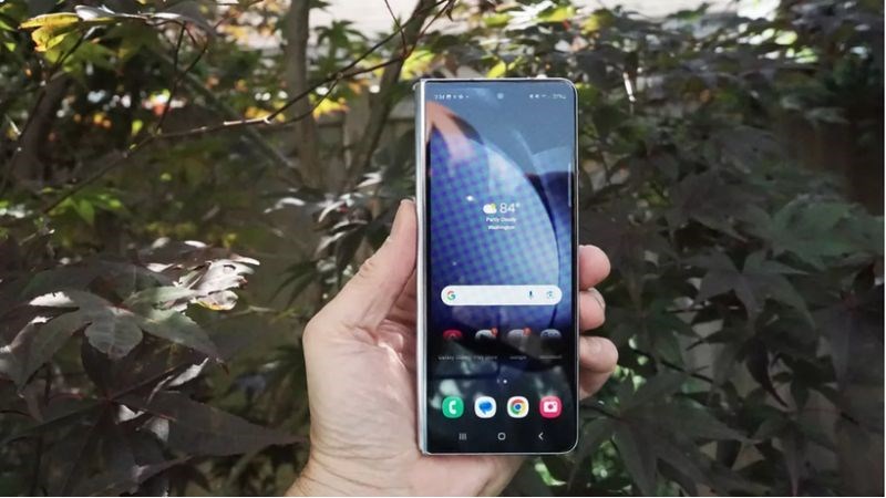 Samsung Z Fold 6 liệu sẽ có màn hình phụ lớn hơn Z Fold 5? (Ảnh minh họa) Samsung Z Fold 6 liệu sẽ có màn hình phụ lớn hơn Z Fold 5? (Ảnh minh họa)