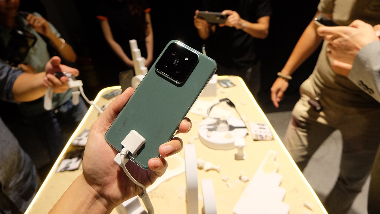 Xiaomi 14 có thiết kế nhỏ gọn, vừa tay Xiaomi 14 có thiết kế nhỏ gọn, vừa tay
