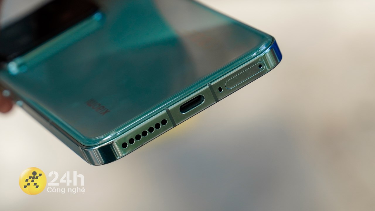Cạnh dưới của Xiaomi 14 có loa ngoài, cổng sạc USB-C, mic thoại và khay đựng SIM.