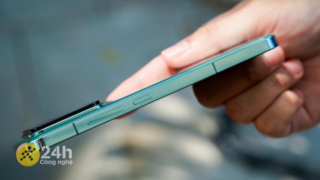 Cạnh phải của Xiaomi 14 với nút nguồn và cụm phím tăng/giảm âm lượng.
