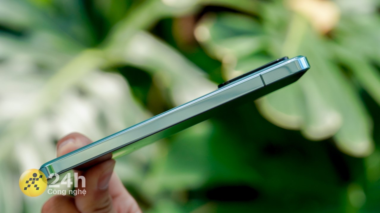 Cạnh trái của Xiaomi 14 hoàn toàn trống trơn.