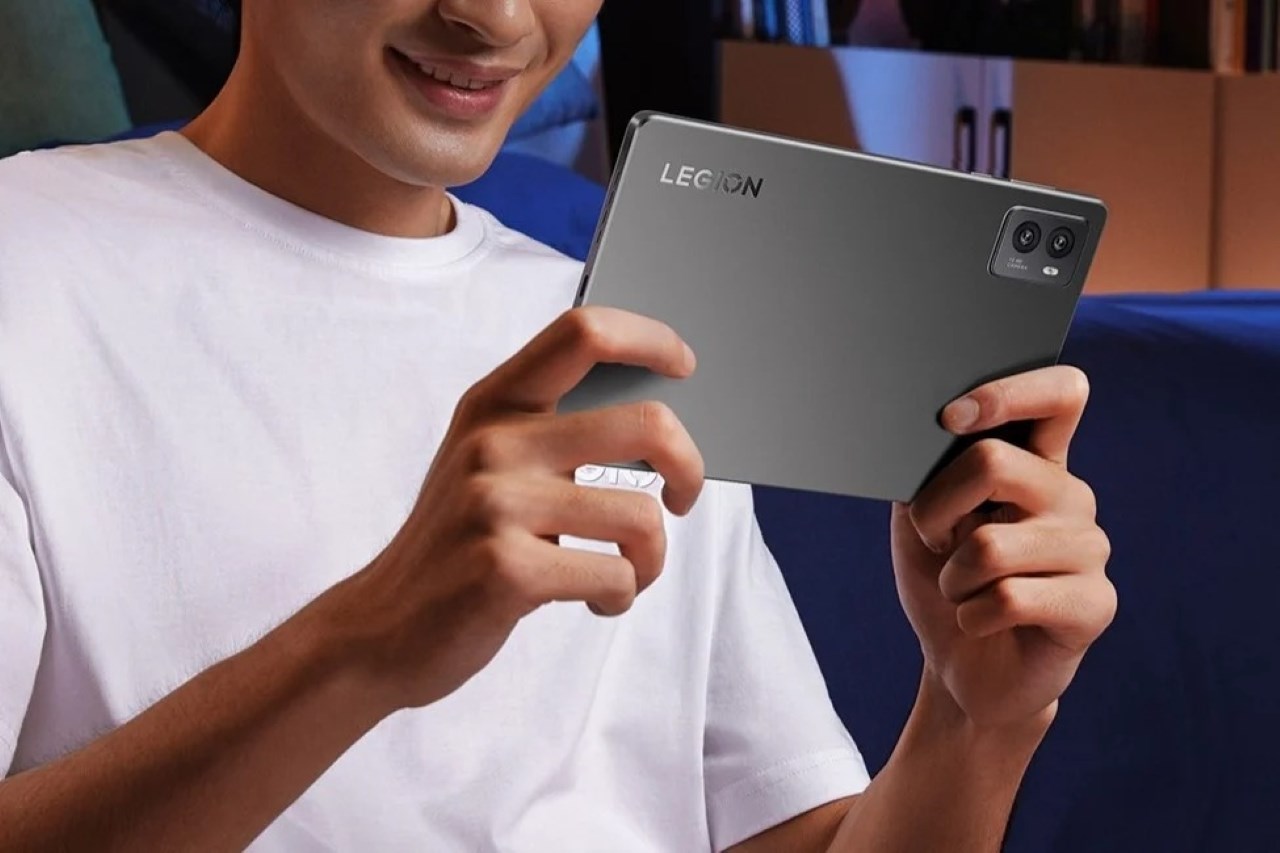 Legion Tab sở hữu màn hình 8.8 inch, kích thước nhỏ gọn giúp dễ dàng cầm nắm Legion Tab sở hữu màn hình 8.8 inch, kích thước nhỏ gọn giúp dễ dàng cầm nắm