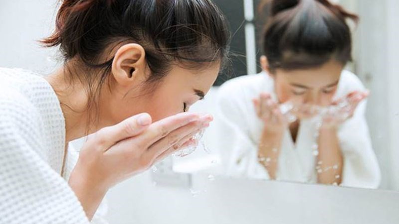 Bạn cần rửa mặt sạch trước khi sử dụng kem vitamin E