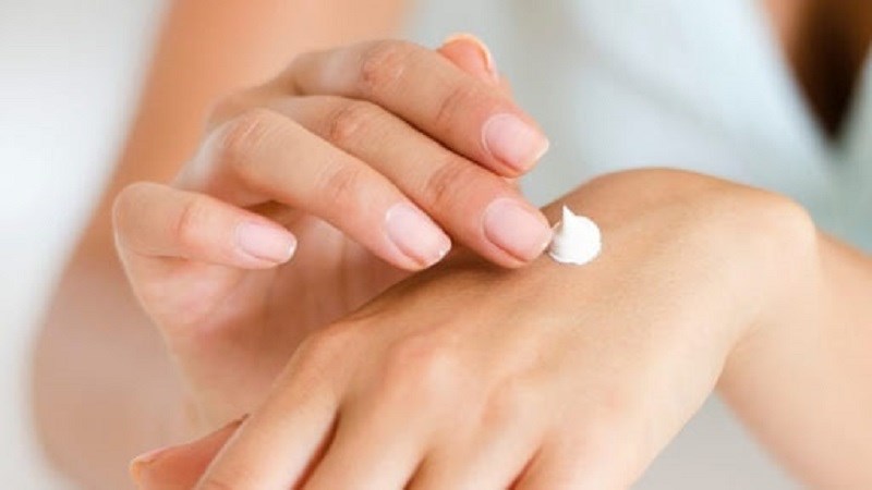 Lấy một lượng kem vừa đủ để bôi cho toàn khuôn mặt