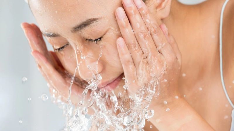 Bạn có thể rửa lại mặt sau khi bôi 20 phút hoặc để qua đêm