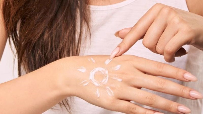 Bạn nên bôi kem chống nắng khi ra ngoài trong quá trình sử dụng vitamin E