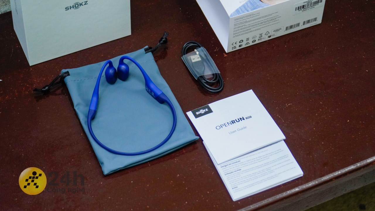 Shokz OpenRun được trang bị đầy đủ những món phụ kiện cần thiết. Shokz OpenRun được trang bị đầy đủ những món phụ kiện cần thiết.