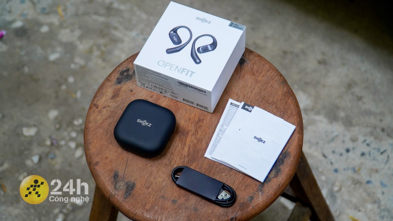 Bên trong hộp đựng Shokz OpenFit chứa đầy đủ những món phụ kiện cần thiết.