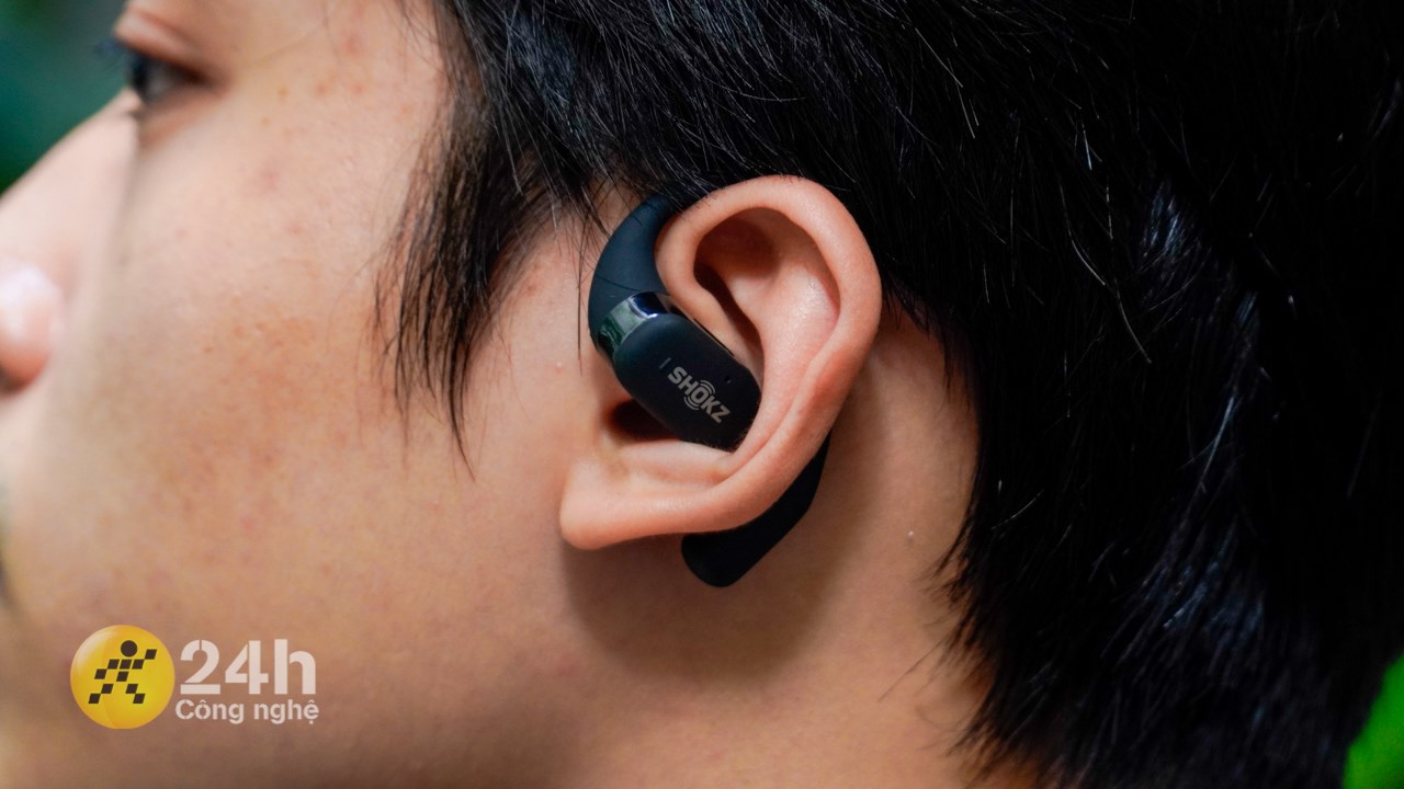 Cảm giác khi đeo Shokz OpenFit trên tay rất thoải mái.