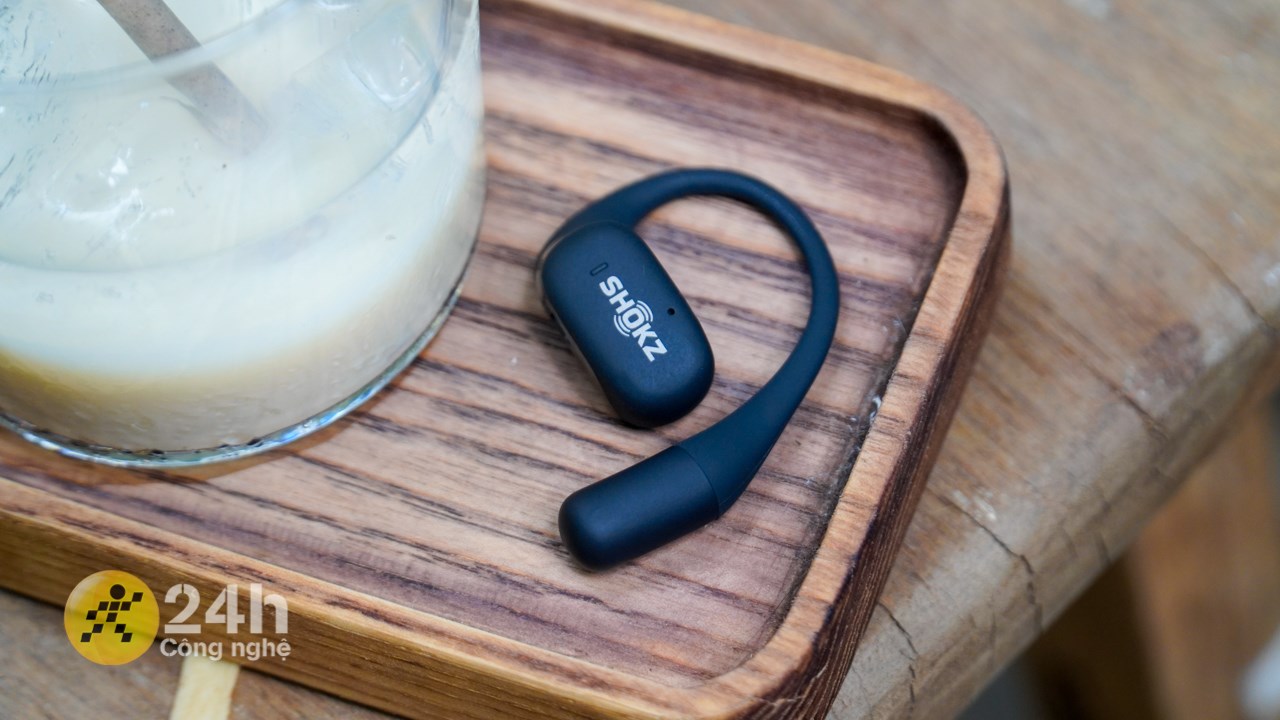 Thiết kế gọng kiềng để có thể ôm chắc chắn trên tai người dùng.