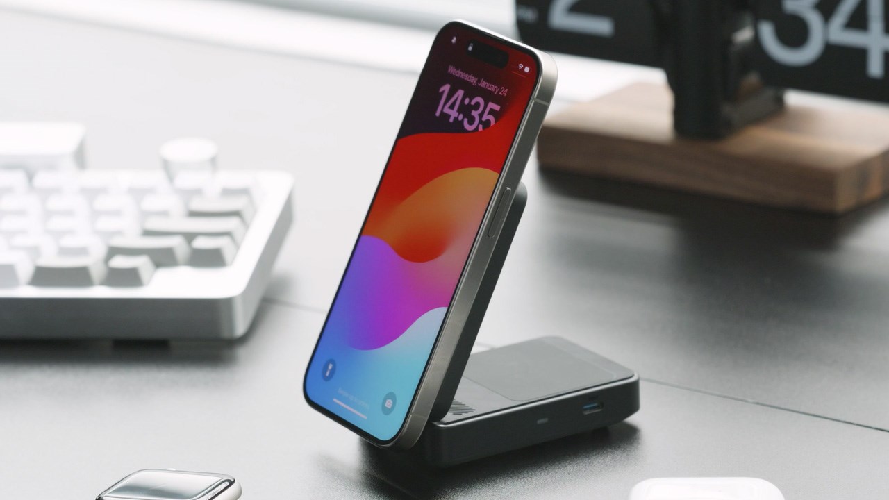 Đế sạc của Anker MagGo 3-in-1 còn có thể gấp theo nhiều góc linh hoạt. Đế sạc của Anker MagGo 3-in-1 còn có thể gấp theo nhiều góc linh hoạt.