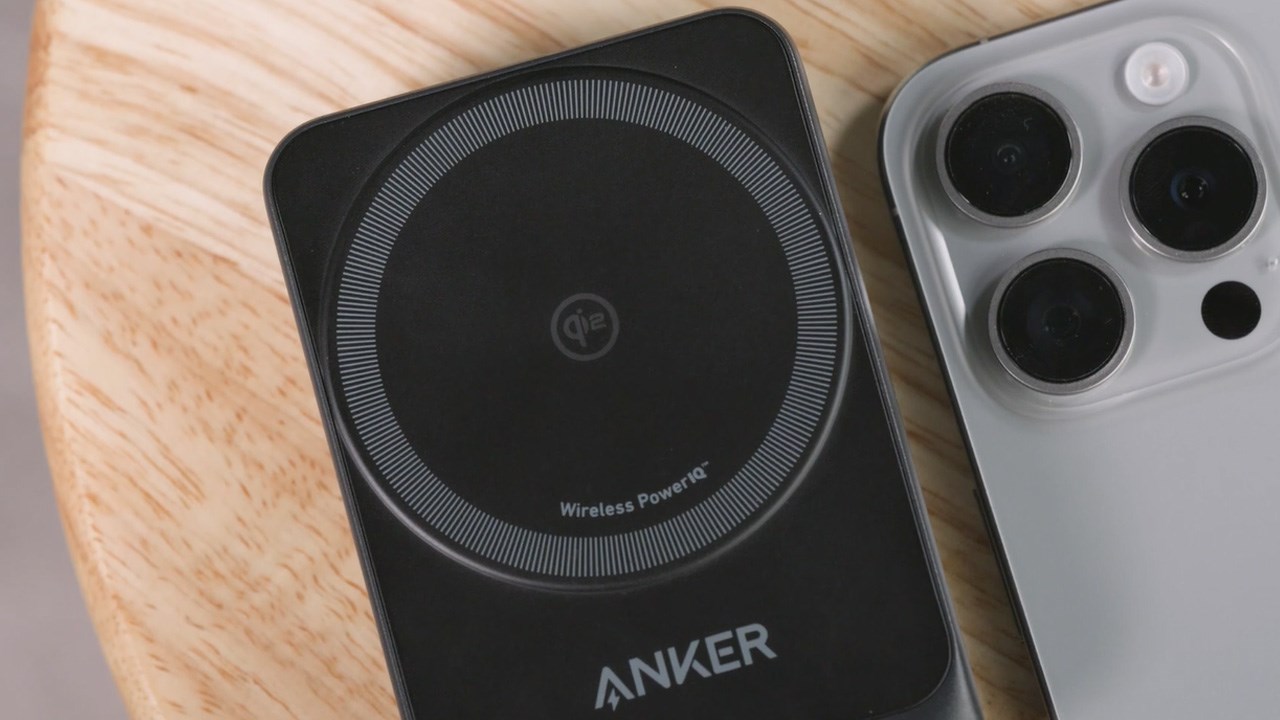 Mặt trước của Anker MagGo 3-in-1 là đế sạc nam châm Mặt trước của Anker MagGo 3-in-1 là đế sạc nam châm