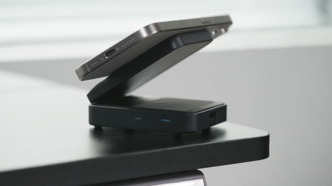 Anker MagGo 3-in-1 có kích thước gọn gàng, dễ mang đi Anker MagGo 3-in-1 có kích thước gọn gàng, dễ mang đi