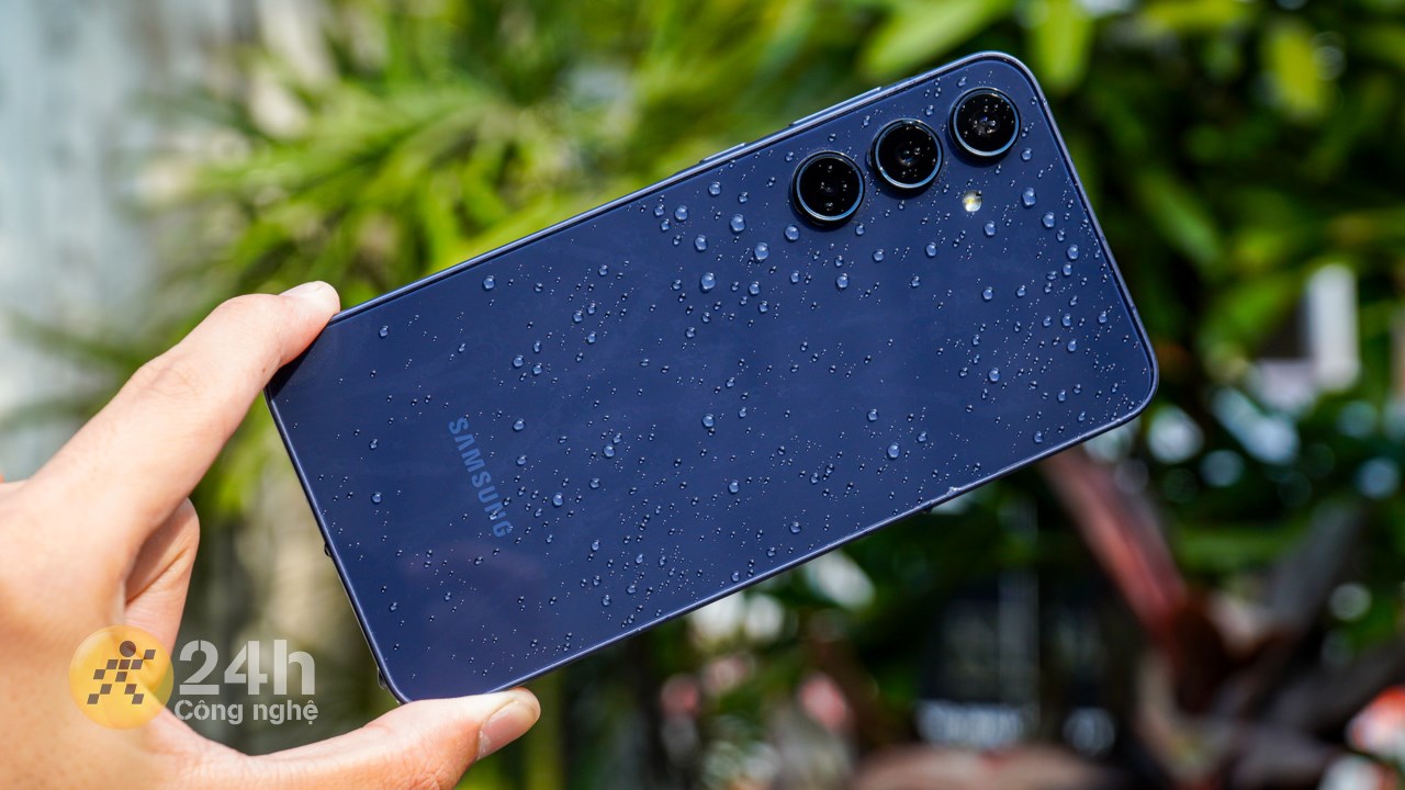Galaxy A35 5G đạt chuẩn kháng nước/bụi IP67 tương tự thế hệ trước. Galaxy A35 5G đạt chuẩn kháng nước/bụi IP67 tương tự thế hệ trước.