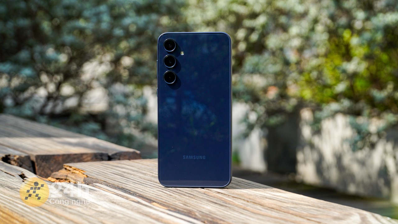 Mặt lưng Galaxy A35 5G được làm dạng bóng nên tạo cảm giác bóng bẩy khi nhìn vào. Mặt lưng Galaxy A35 5G được làm dạng bóng nên tạo cảm giác bóng bẩy khi nhìn vào.