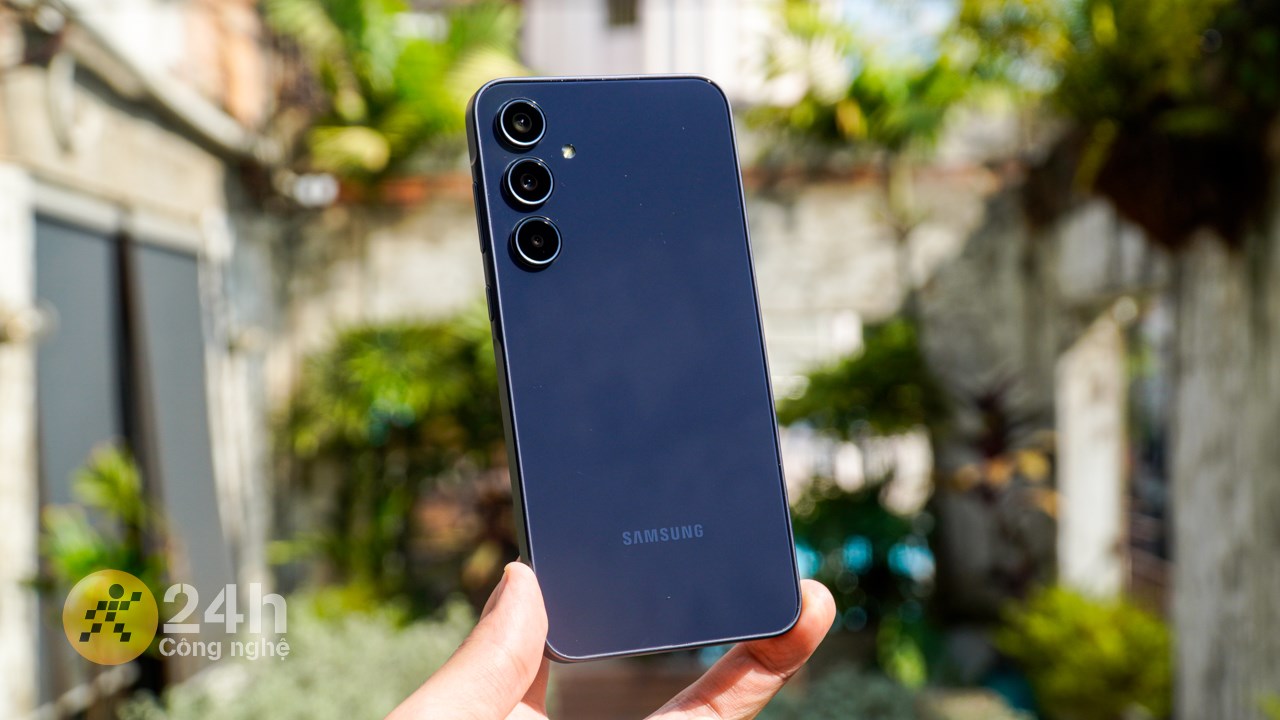 Thiết kế Galaxy A35 5G cho cảm giác cầm nắm rất thoải mái trên tay. Thiết kế Galaxy A35 5G cho cảm giác cầm nắm rất thoải mái trên tay.