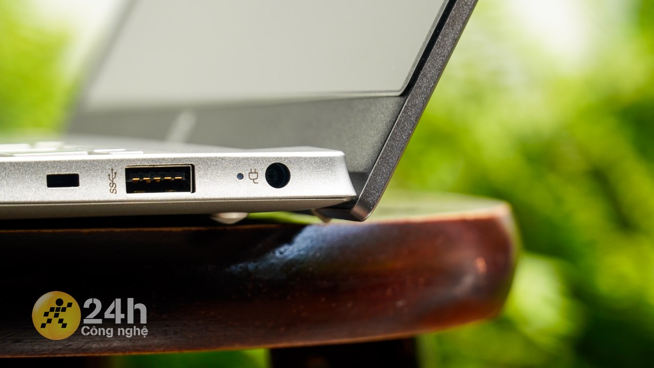 Cạnh phải của HP Pavilion 15 eg2082TU. Cạnh phải của HP Pavilion 15 eg2082TU.