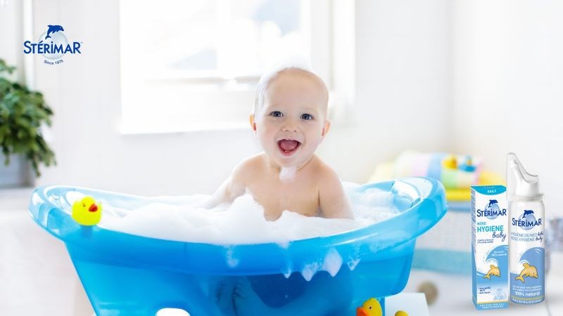 Vệ sinh mũi hàng ngày đặc biệt quan trọng vào mỗi sáng sau khi thức dậy, và mỗi tối trước khi đi ngủ giúp cải thiện hơi thở và tạo điều kiện cho giấc ngủ của trẻ sâu hơn