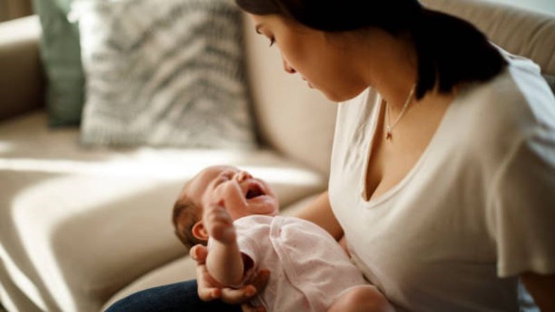 Trẻ nên được đi khám nếu sốt cao liên tục kèm biểu hiện khó chịu