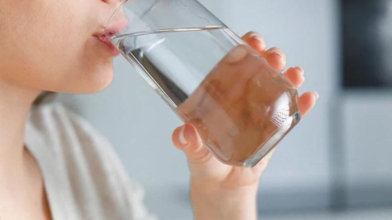 Uống nước lọc giúp bù nước hiệu quả khi bị sốt