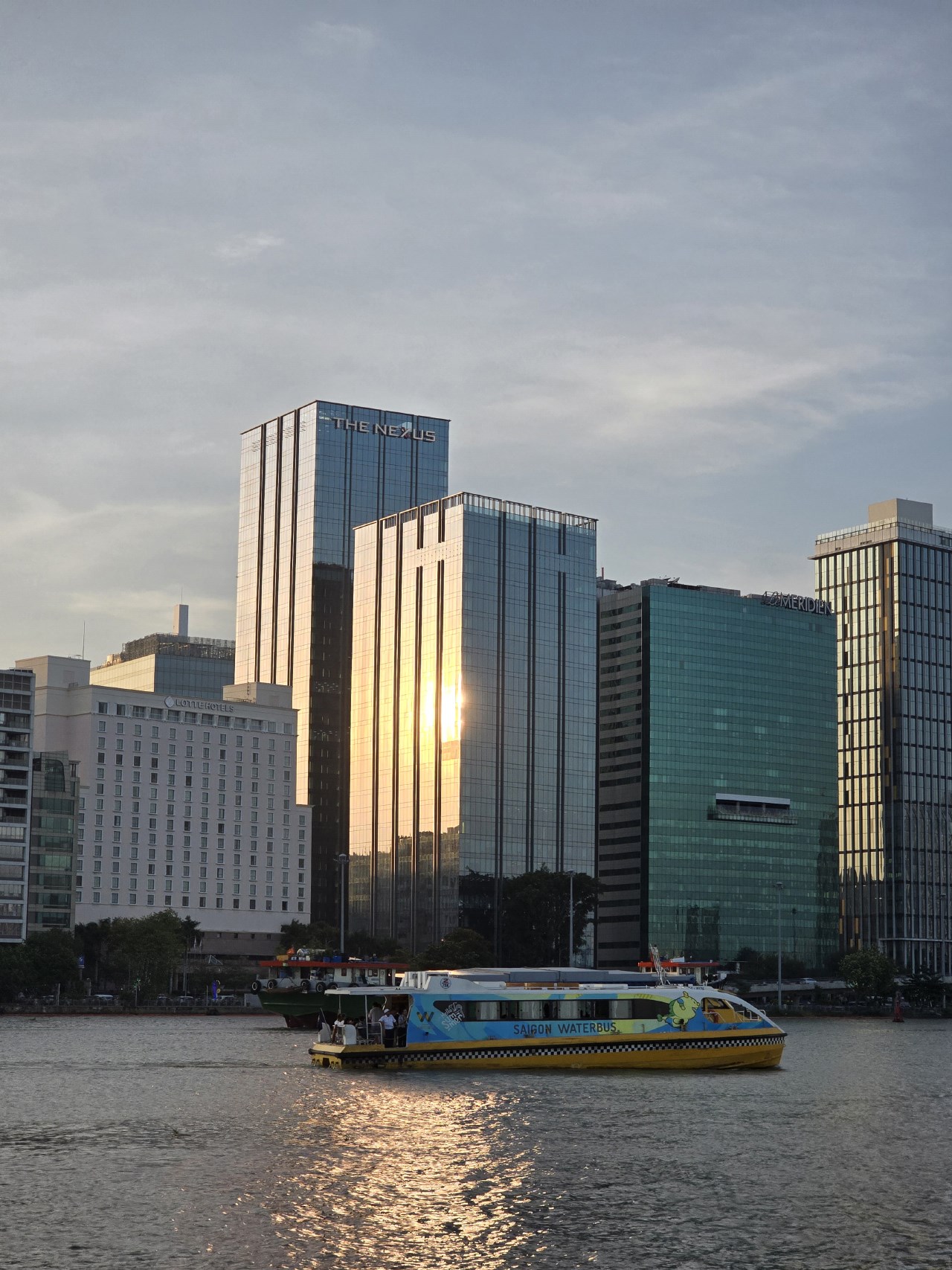 Ảnh chụp từ camera của Galaxy S24 Ultra trong một buổi chiều hoàng hôn.