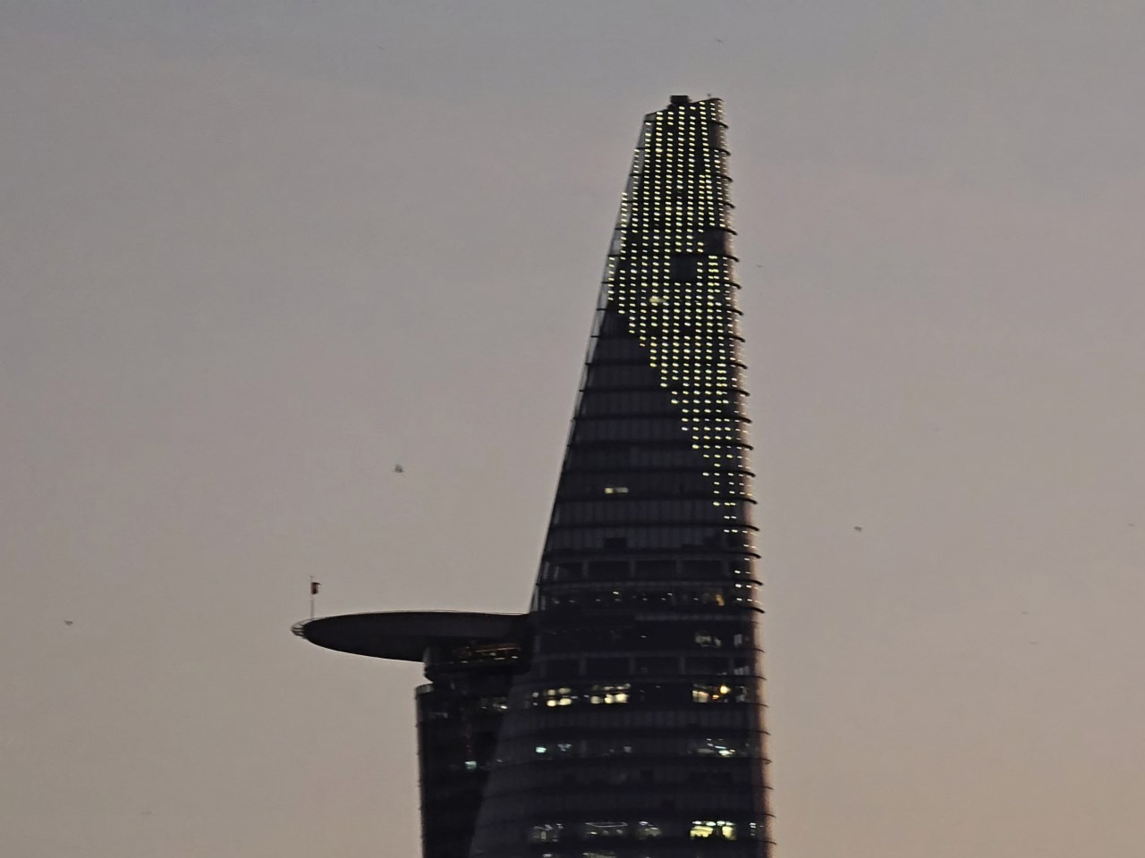 Ảnh chụp zoom từ camera của Galaxy S24 Ultra trong điều kiện thiếu sáng.