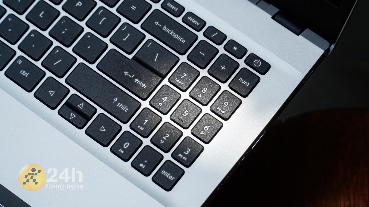 Acer Aspire 3 A315 59 5283 không có đèn nền phím nên sẽ gây một chút khó khăn khi sử dụng ở nơi thiếu sáng