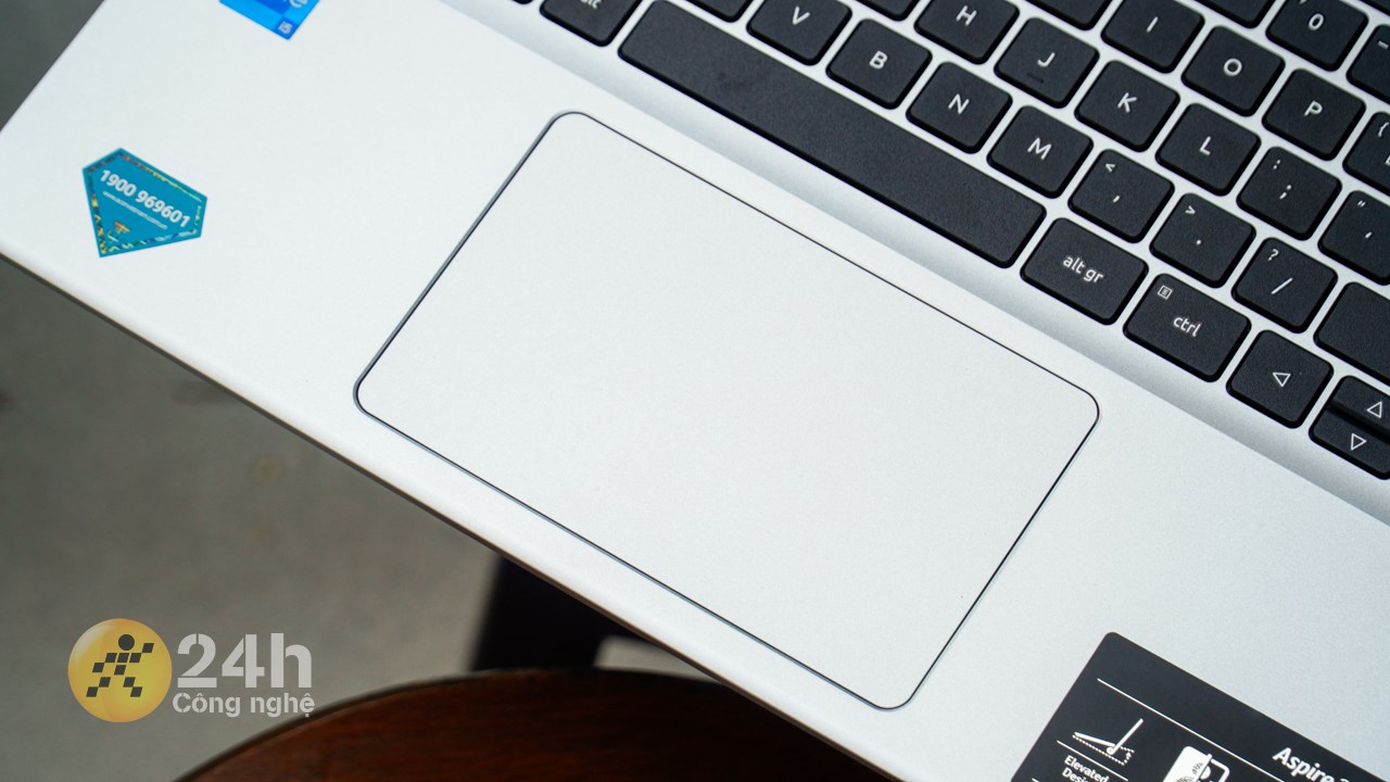 Acer Aspire 3 A315 59 5283 có bàn di chuột tương đối lớn